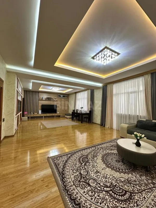 Satılır 4 otaqlı mənzil 250 m²