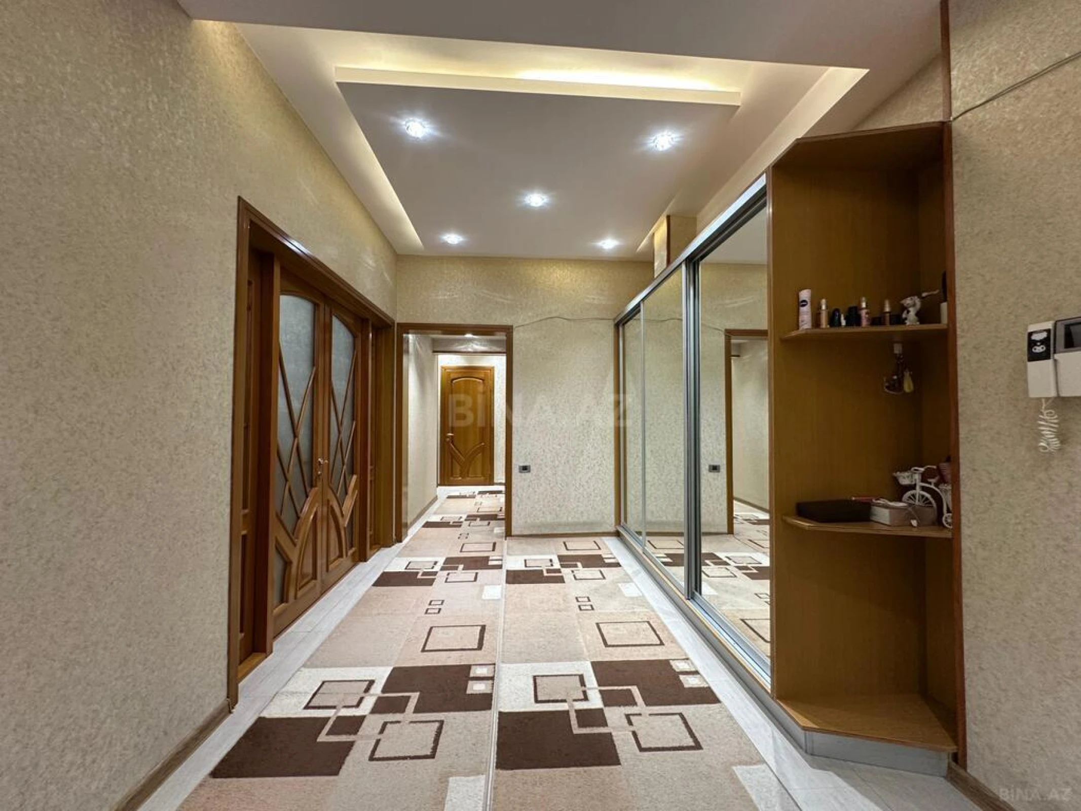 Satılır 4 otaqlı mənzil 250 m²