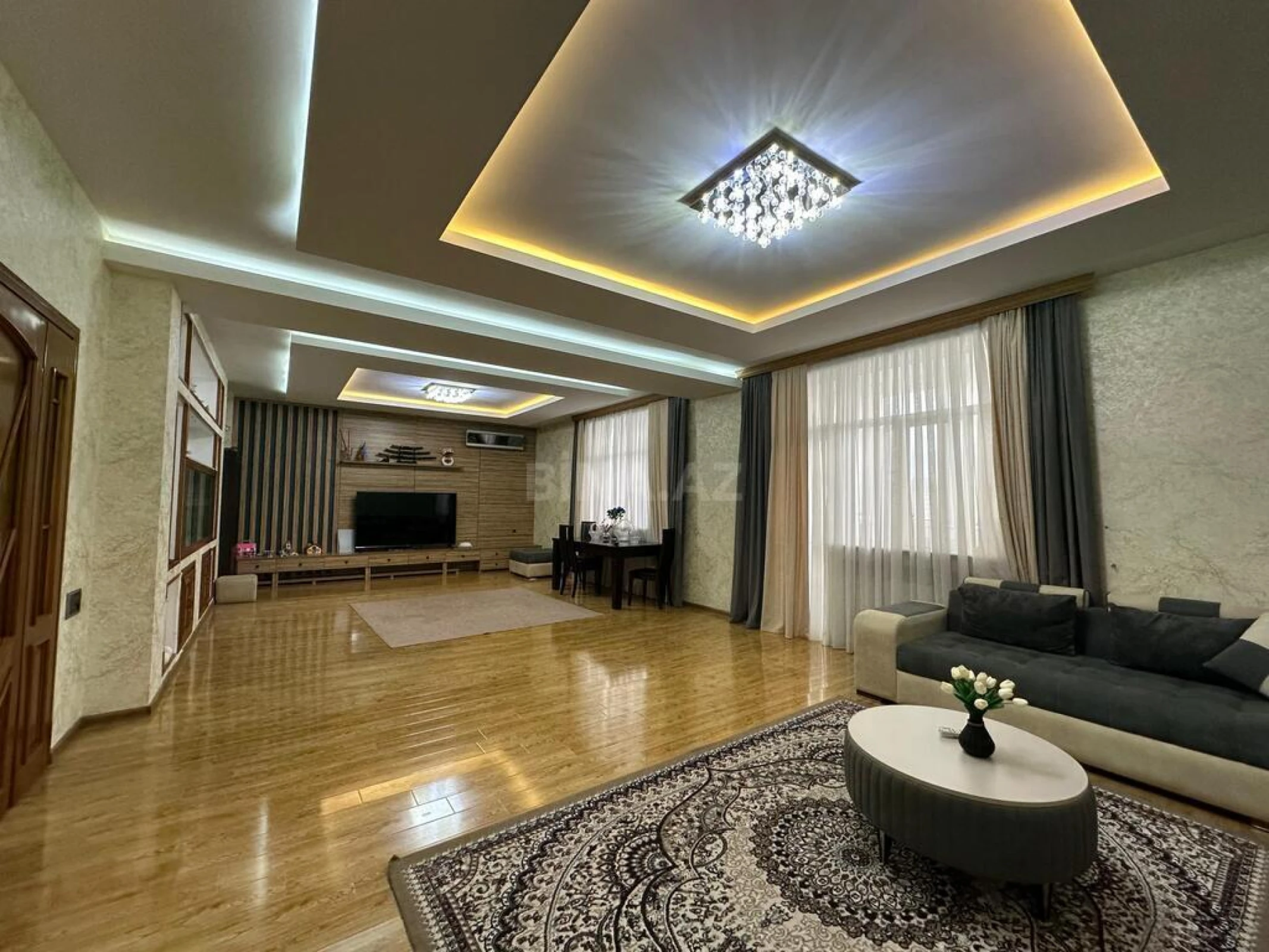Satılır 4 otaqlı mənzil 250 m²
