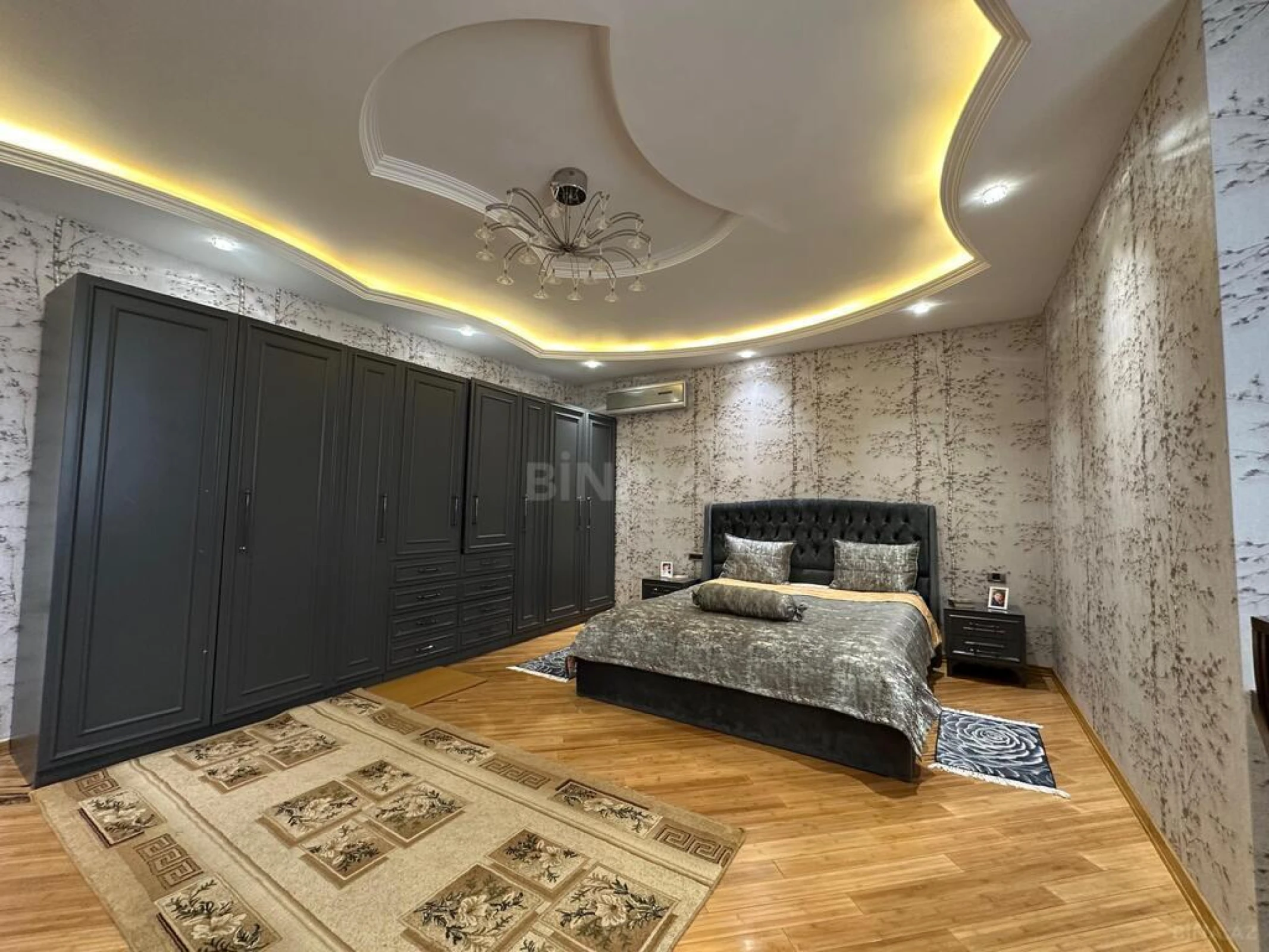 Satılır 4 otaqlı mənzil 250 m²