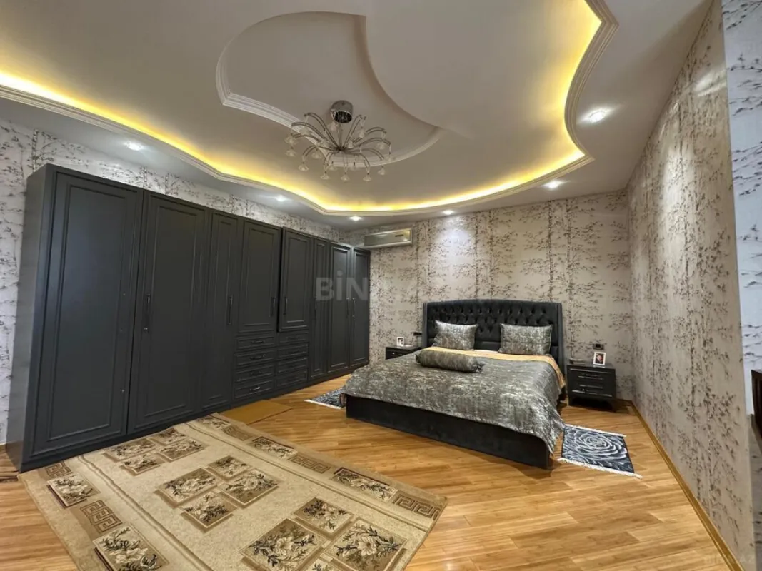 Satılır 4 otaqlı mənzil 250 m²