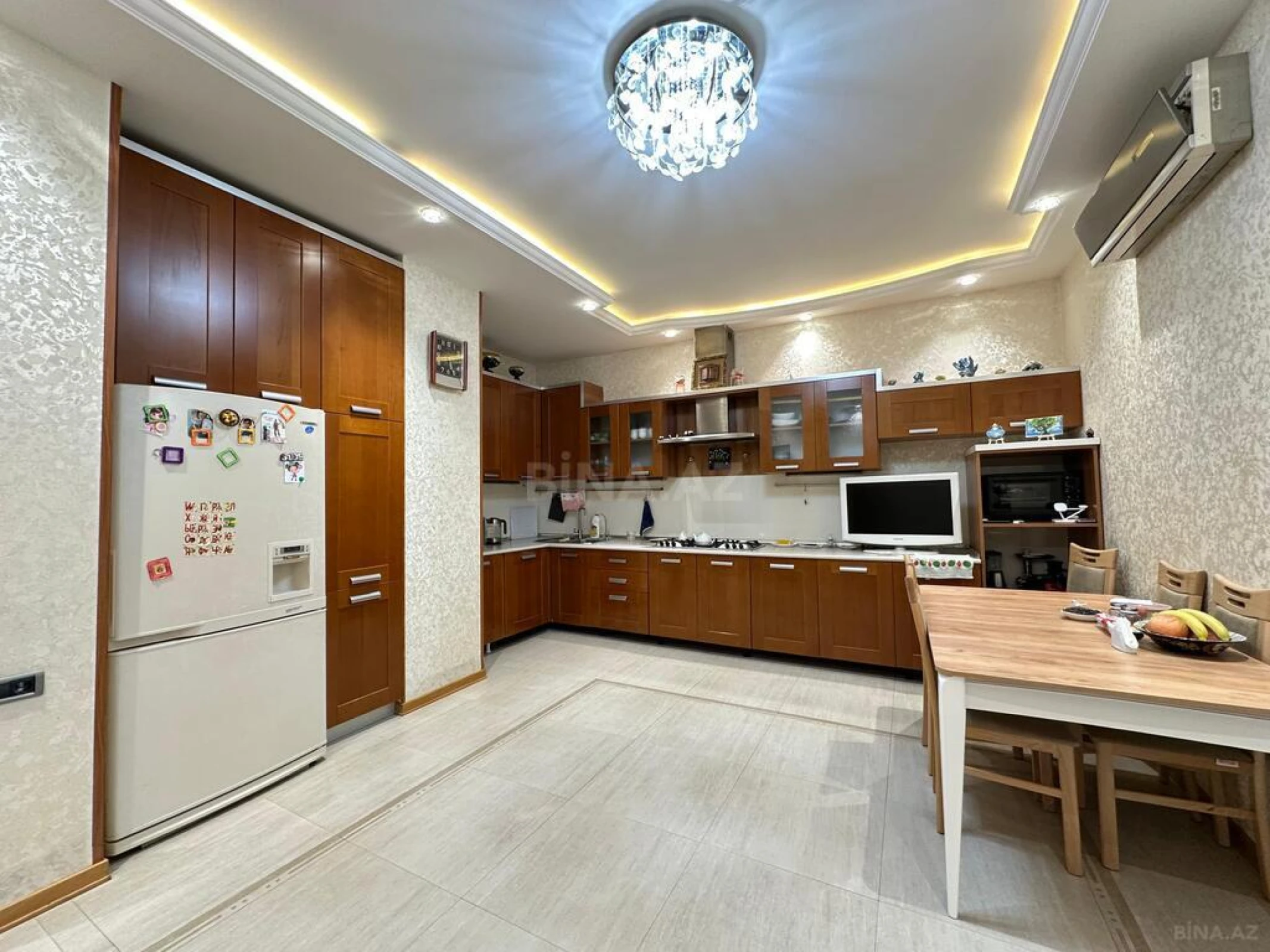 Satılır 4 otaqlı mənzil 250 m²