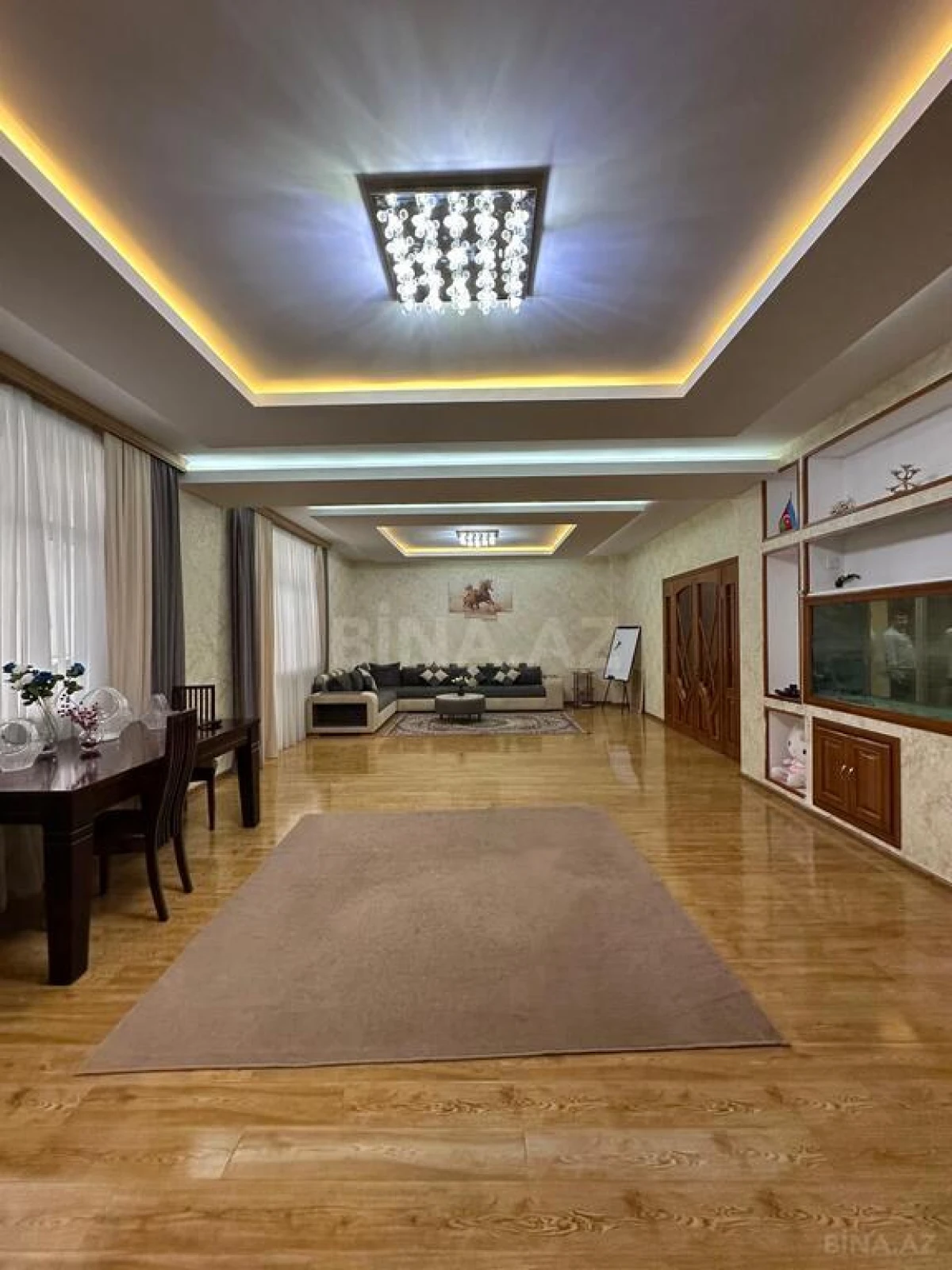 Satılır 4 otaqlı mənzil 250 m²