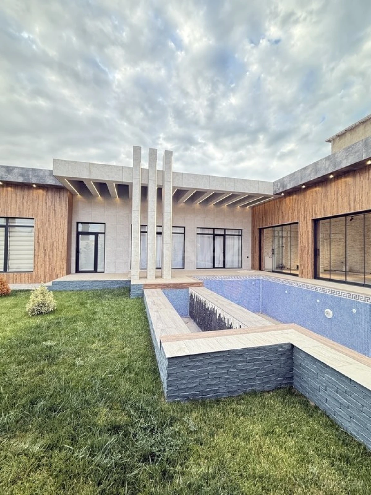 Satılır 5 otaqlı həyət evi 220 m²