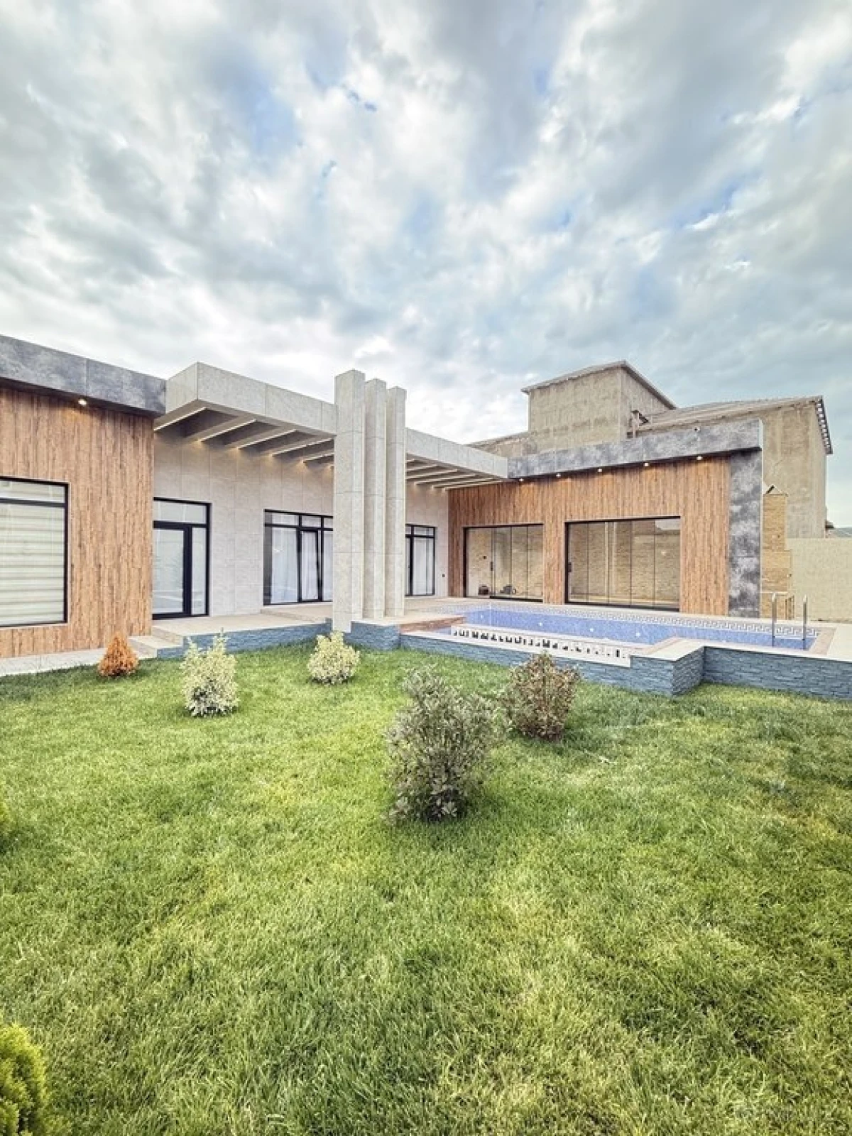 Satılır 5 otaqlı həyət evi 220 m²