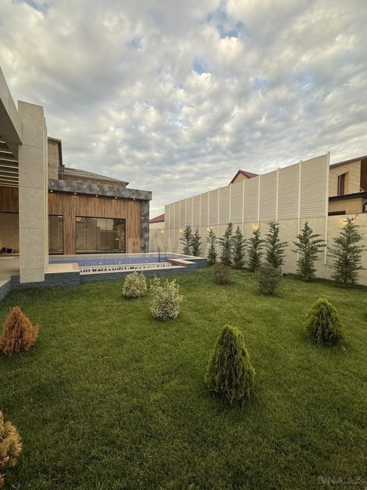 Satılır 5 otaqlı həyət evi 220 m²