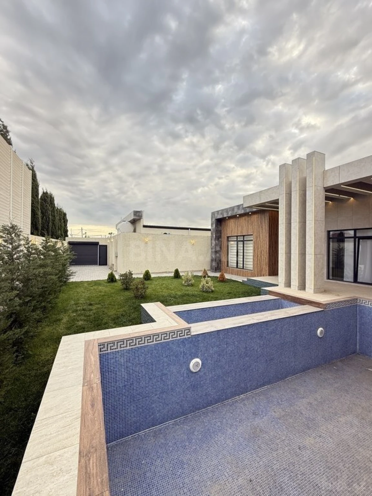 Satılır 5 otaqlı həyət evi 220 m²