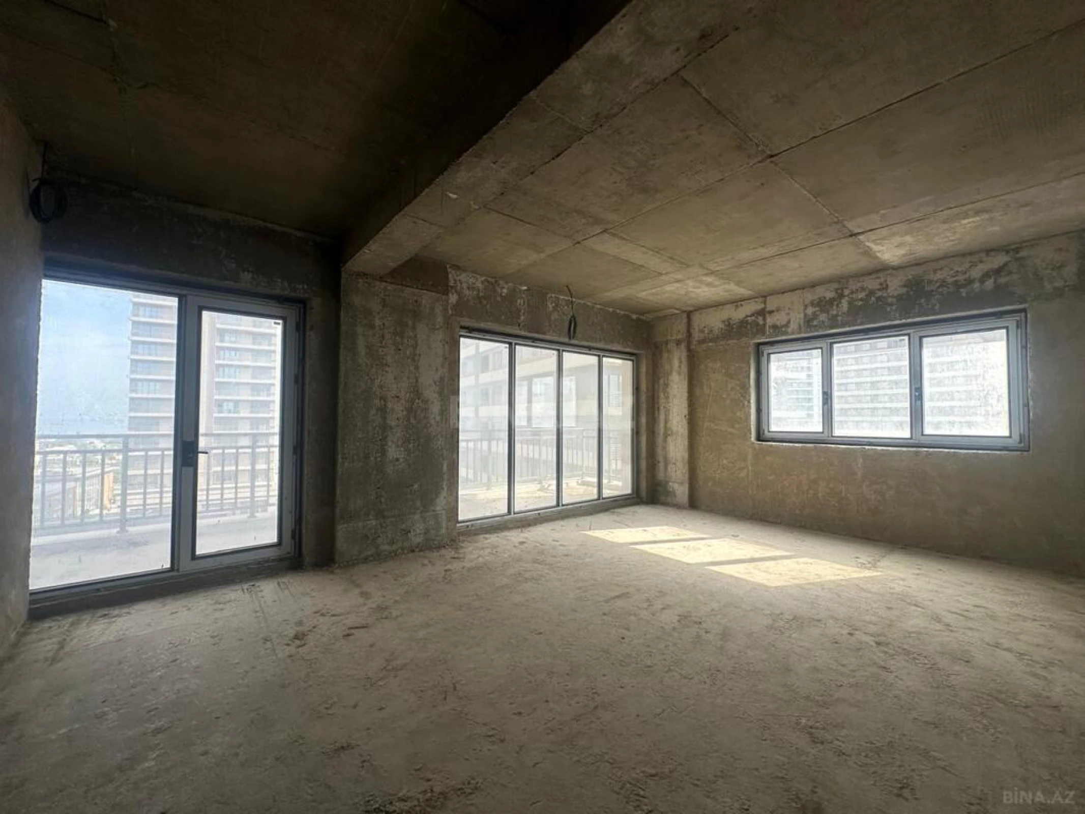 Satılır 4 otaqlı mənzil 194 m²