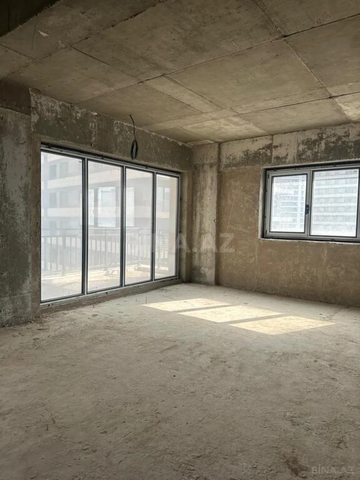 Satılır 4 otaqlı mənzil 194 m²