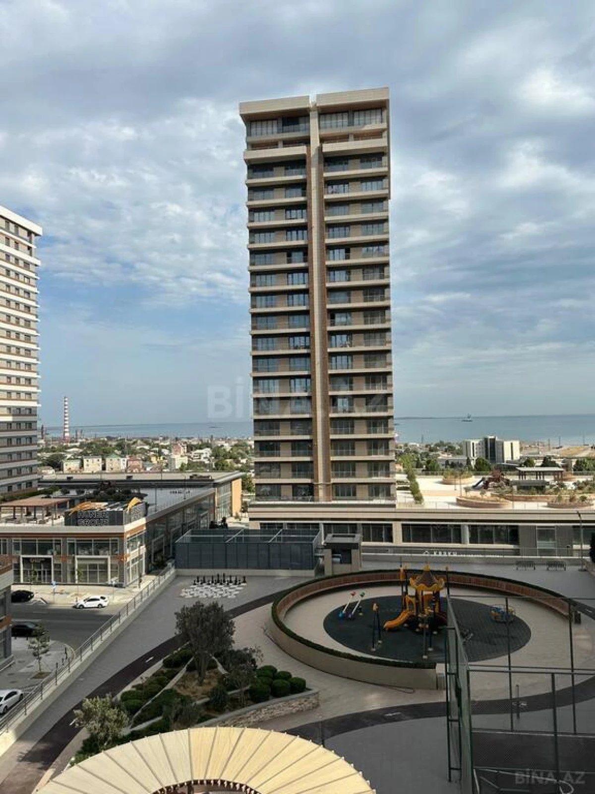 Satılır 4 otaqlı mənzil 194 m²