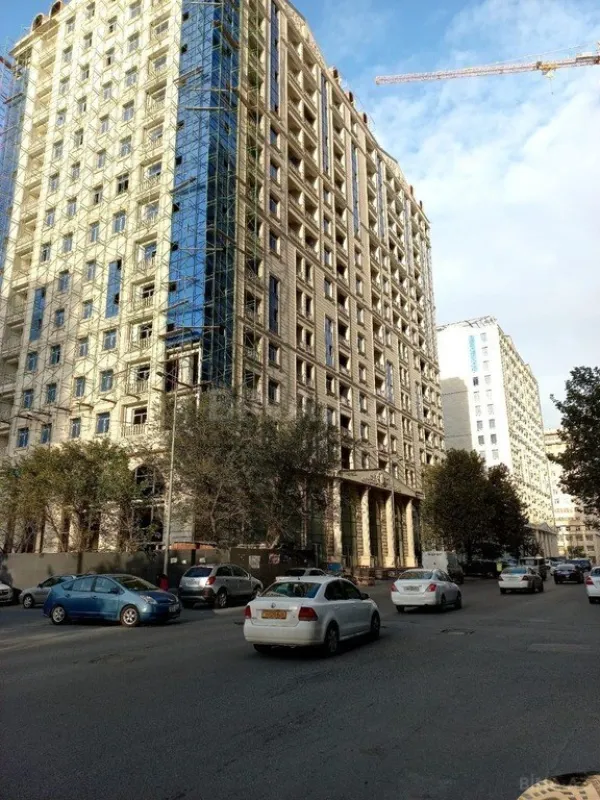 Satılır 4 otaqlı mənzil 203 m²