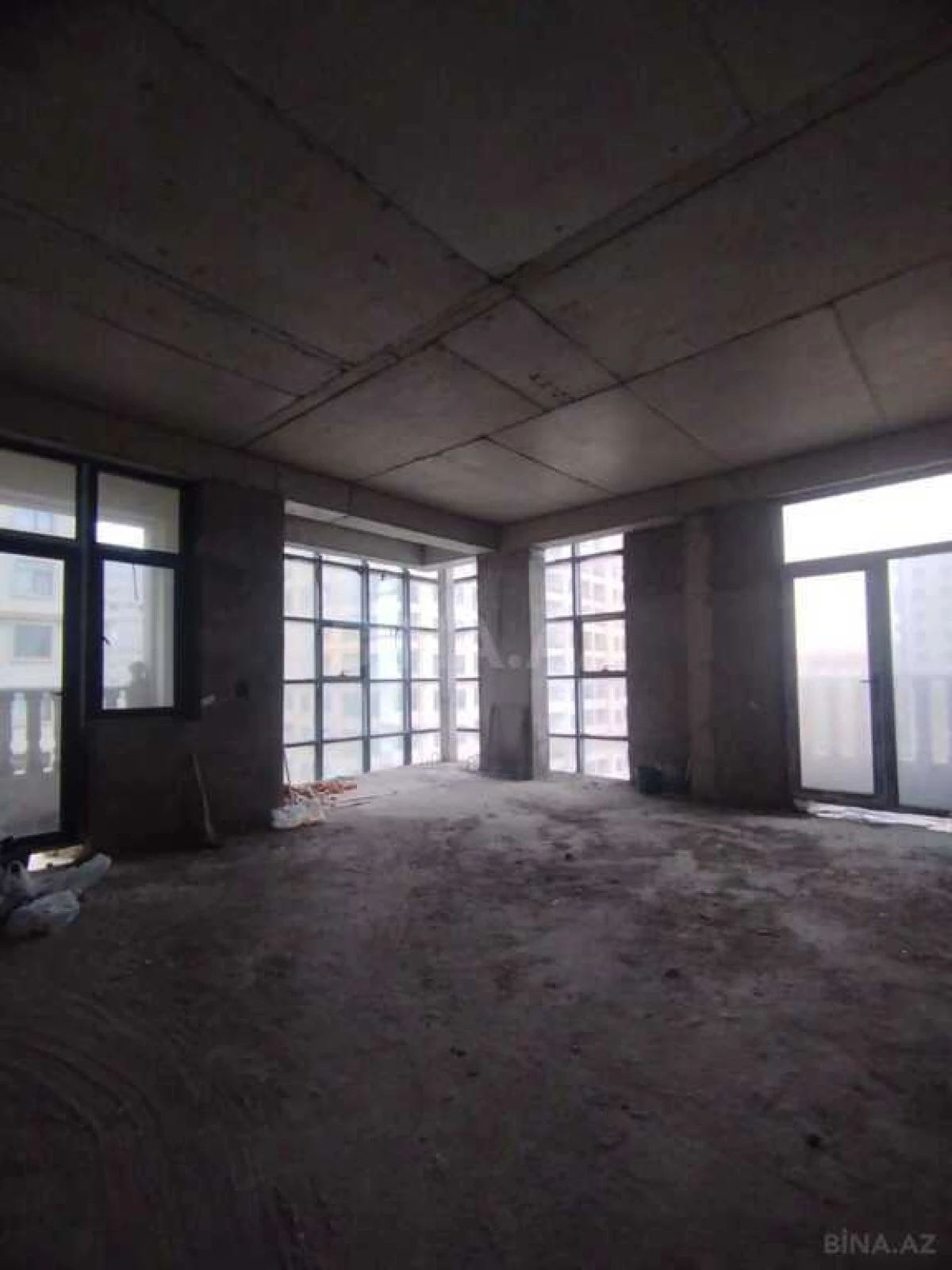 Satılır 4 otaqlı mənzil 203 m²