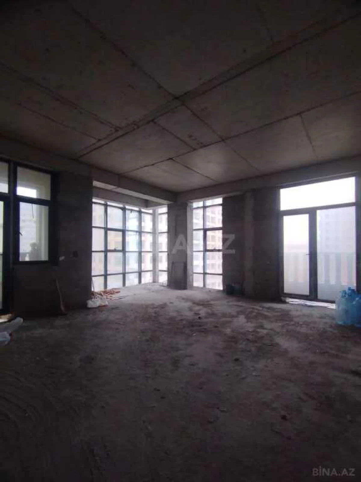 Satılır 4 otaqlı mənzil 203 m²