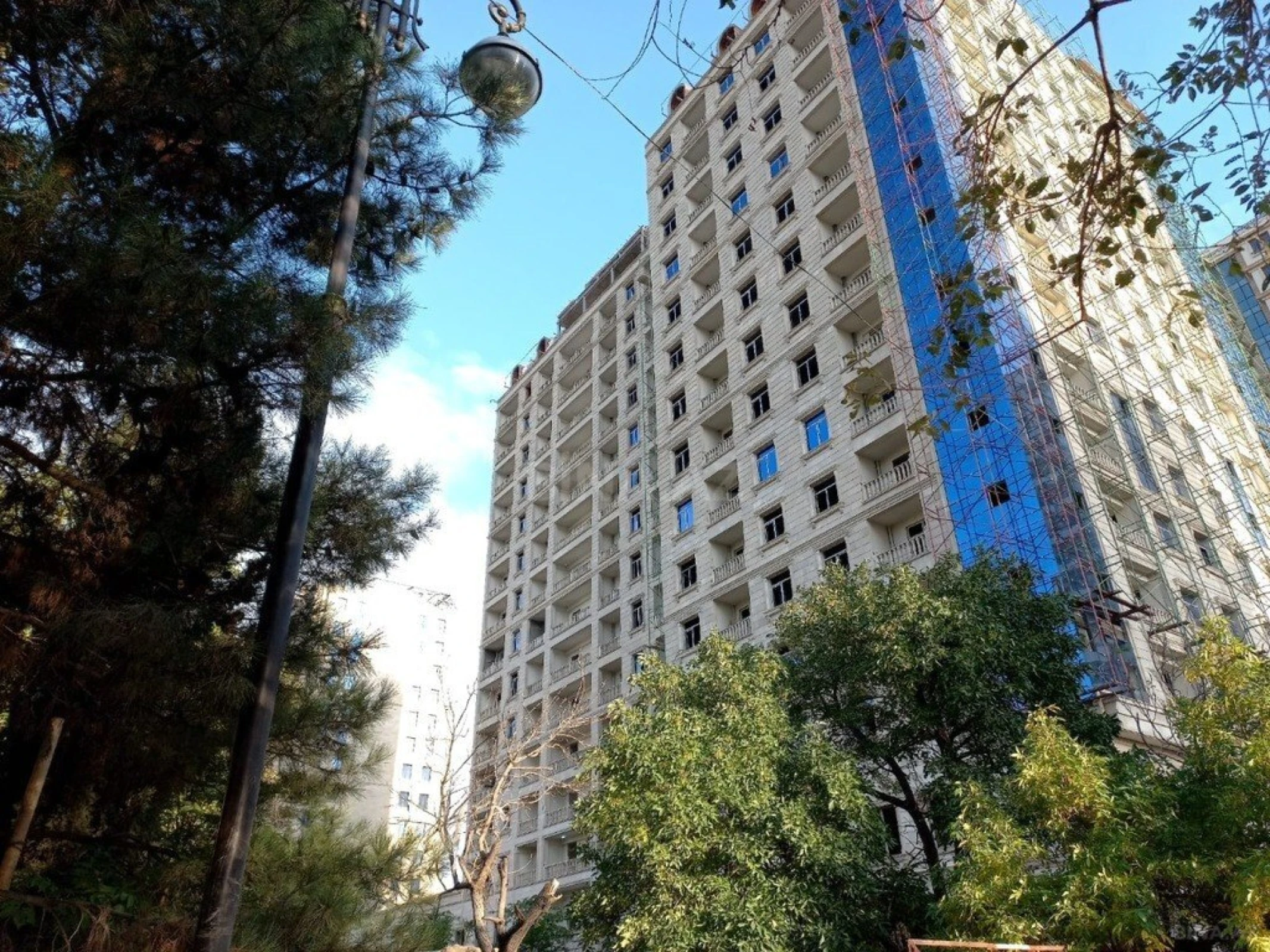 Satılır 4 otaqlı mənzil 203 m²
