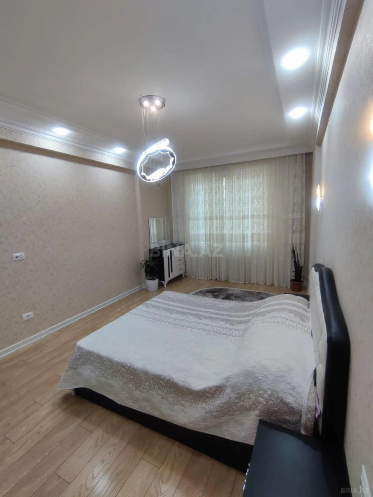 Satılır 3 otaqlı mənzil 130 m²