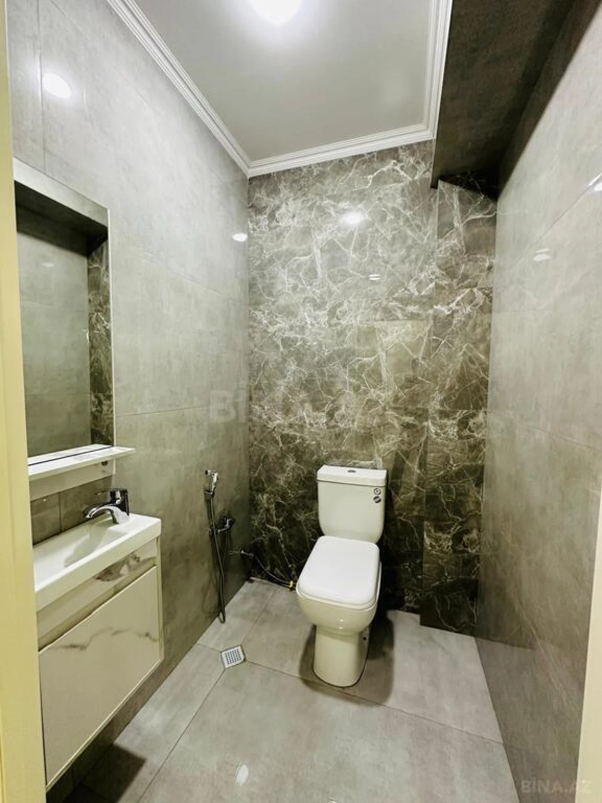 Satılır 3 otaqlı mənzil 134 m²