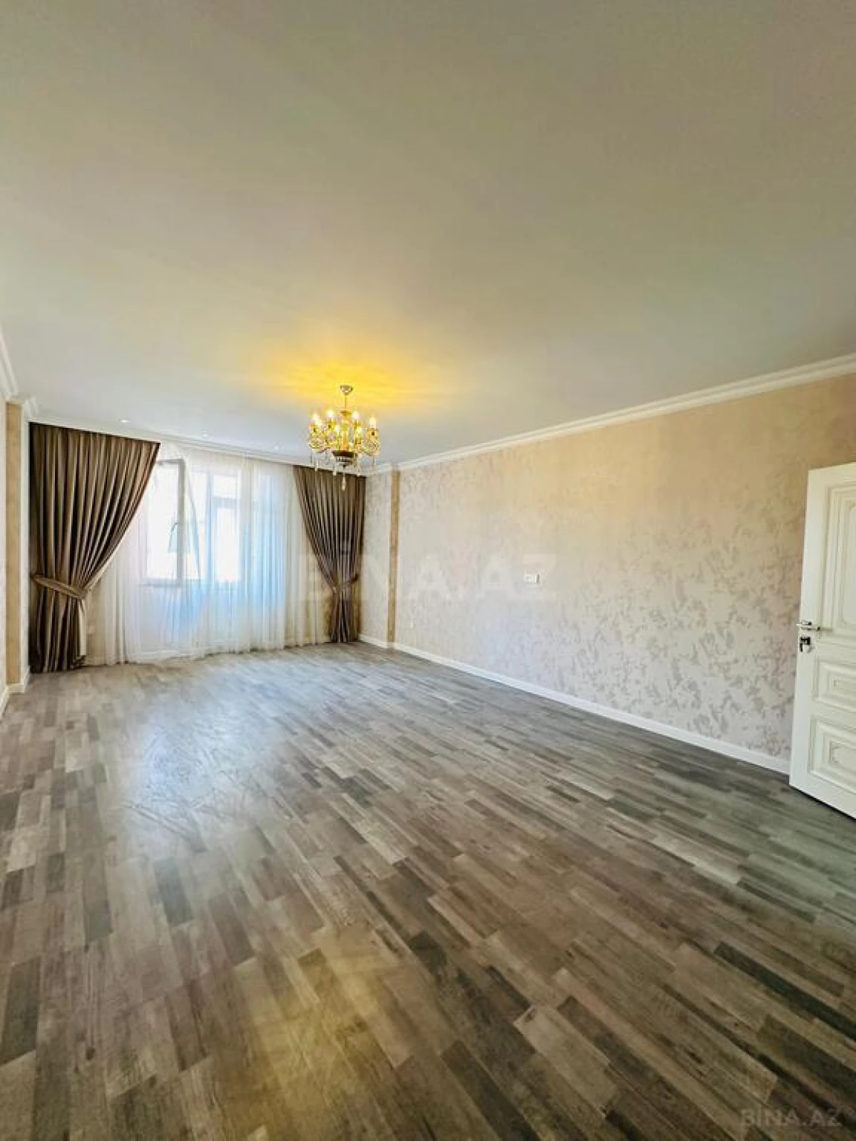 Satılır 3 otaqlı mənzil 134 m²