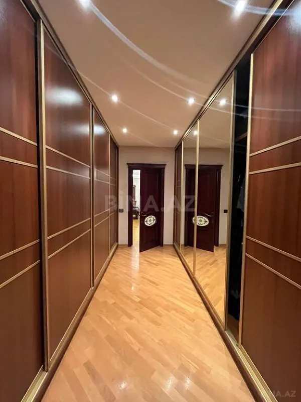 Satılır 5 otaqlı mənzil 215 m²