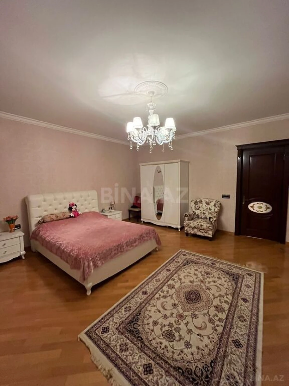 Satılır 5 otaqlı mənzil 215 m²