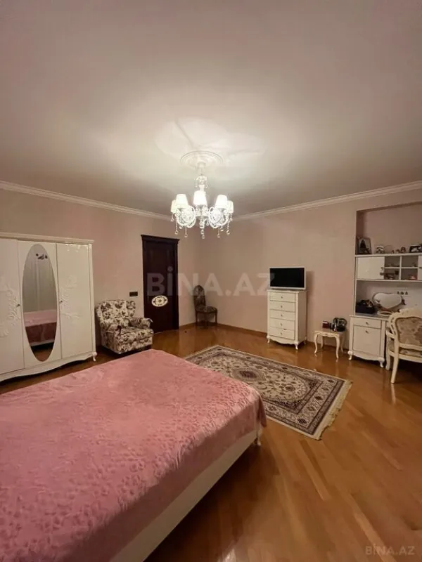 Satılır 5 otaqlı mənzil 215 m²