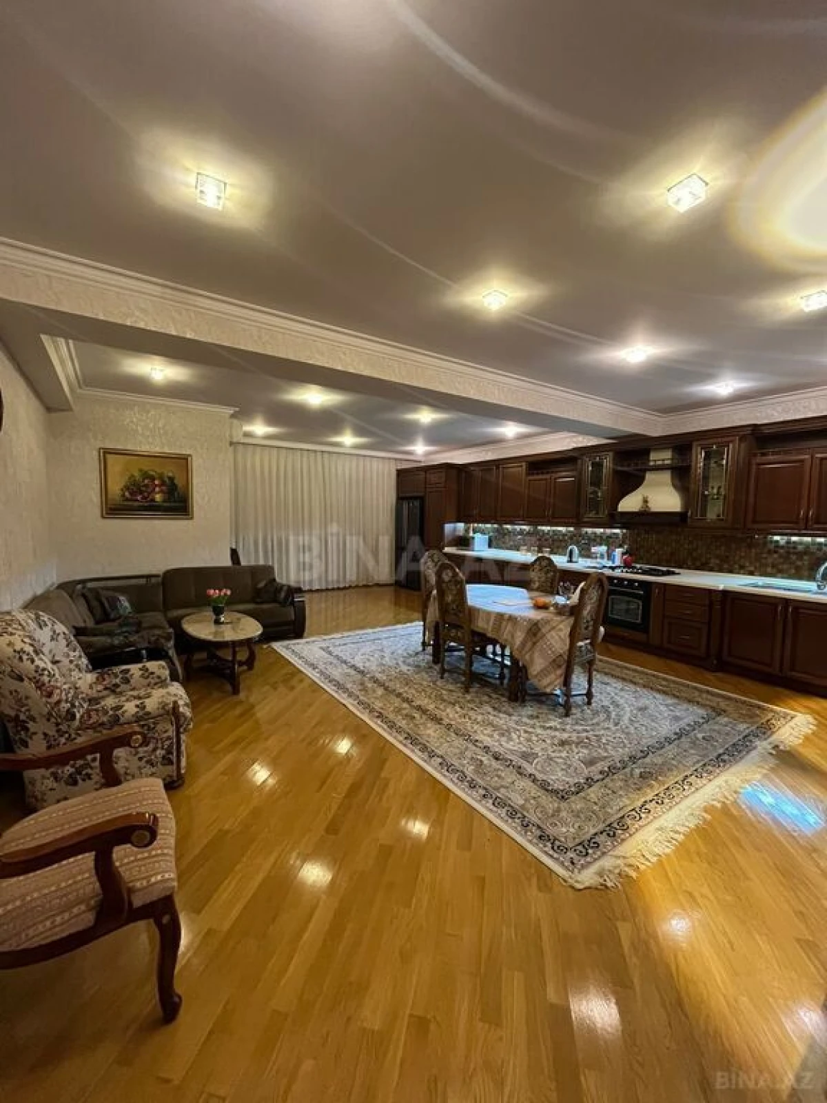 Satılır 5 otaqlı mənzil 215 m²