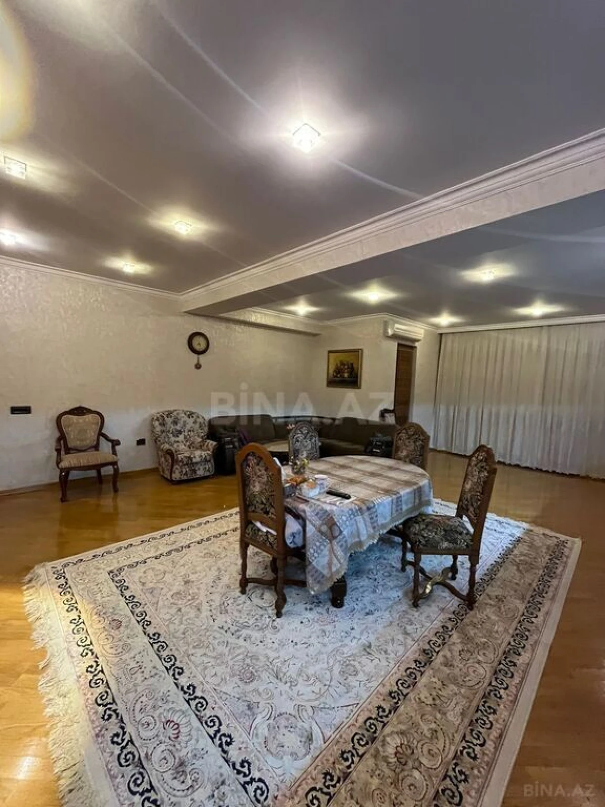 Satılır 5 otaqlı mənzil 215 m²