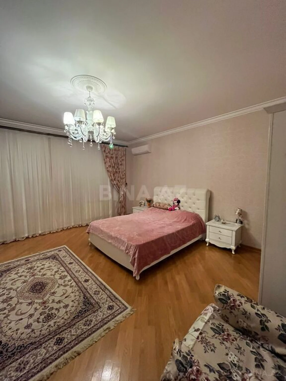Satılır 5 otaqlı mənzil 215 m²