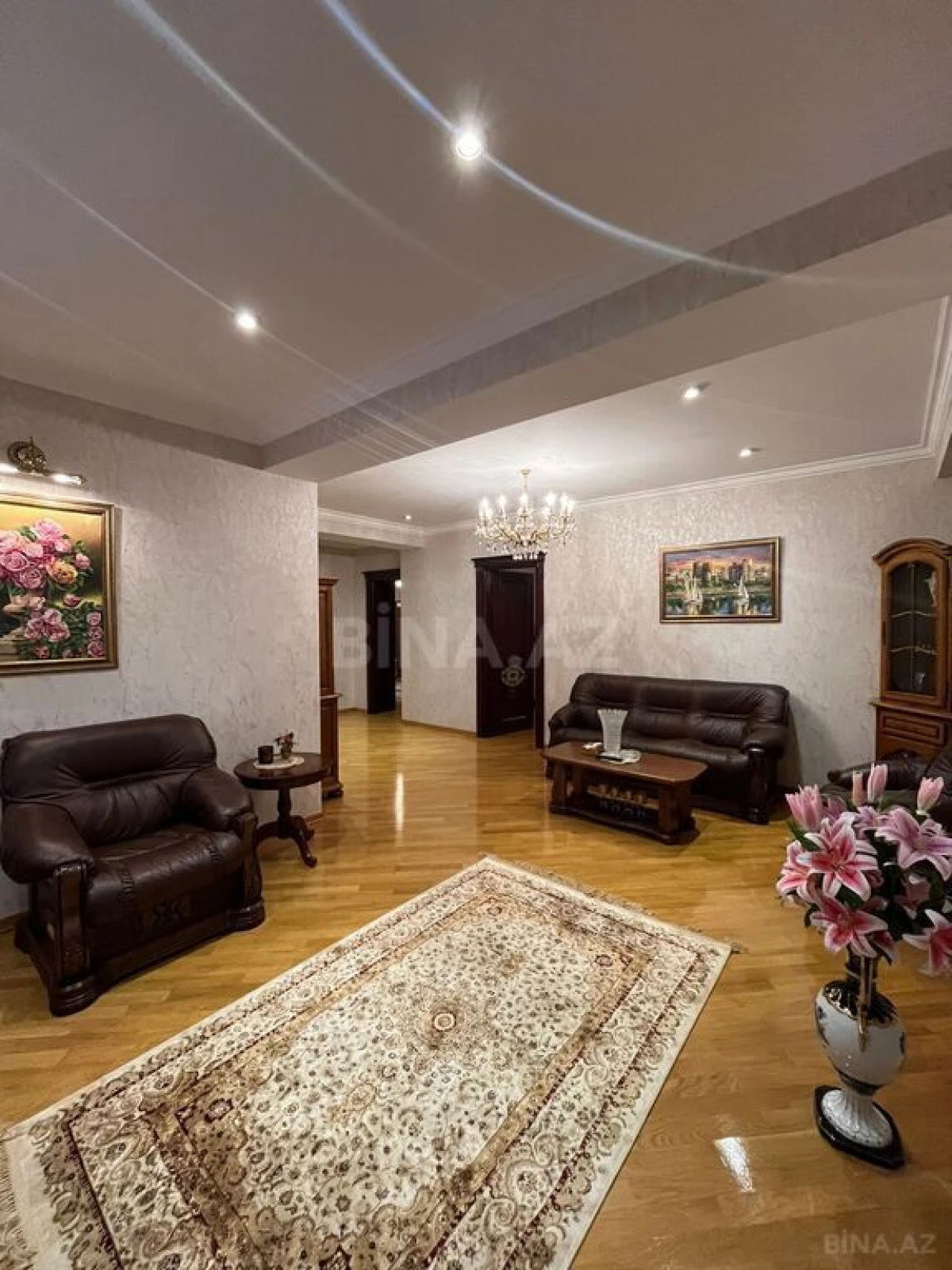 Satılır 5 otaqlı mənzil 215 m²