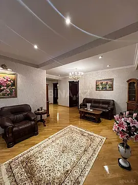 Satılır 5 otaqlı mənzil 215 m²