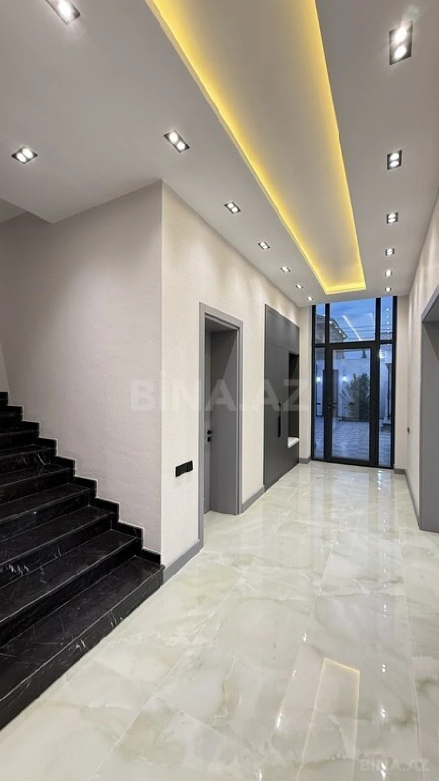 Satılır 5 otaqlı həyət evi 280 m²