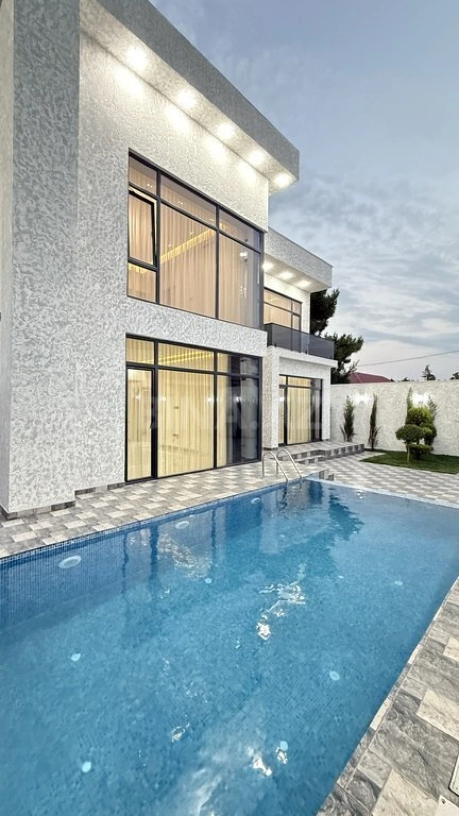 Satılır 5 otaqlı həyət evi 280 m²