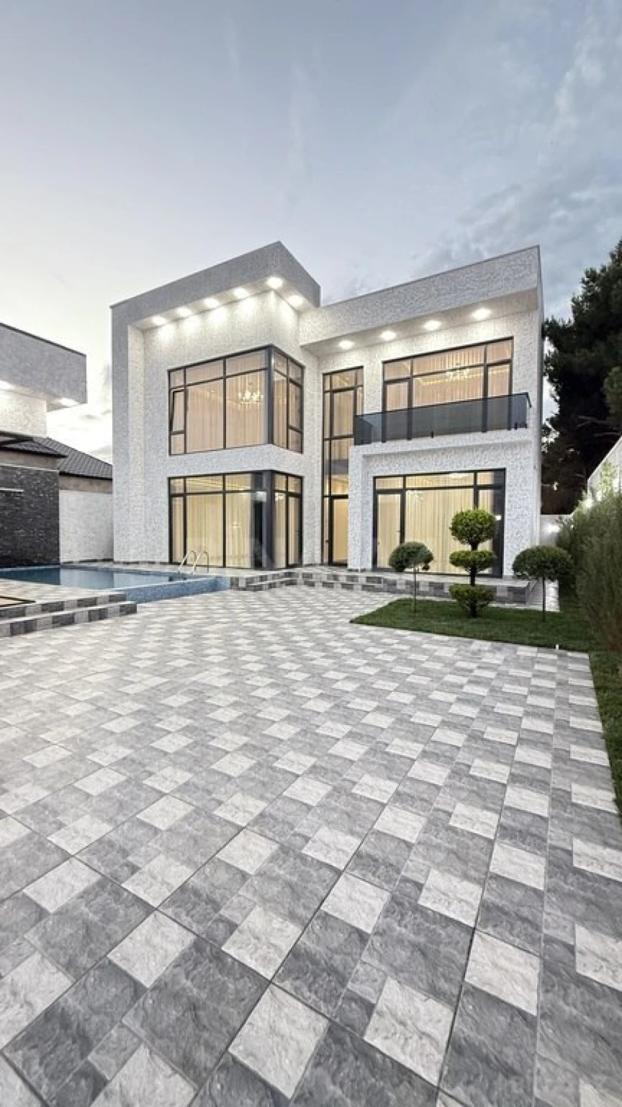 Satılır 5 otaqlı həyət evi 280 m²