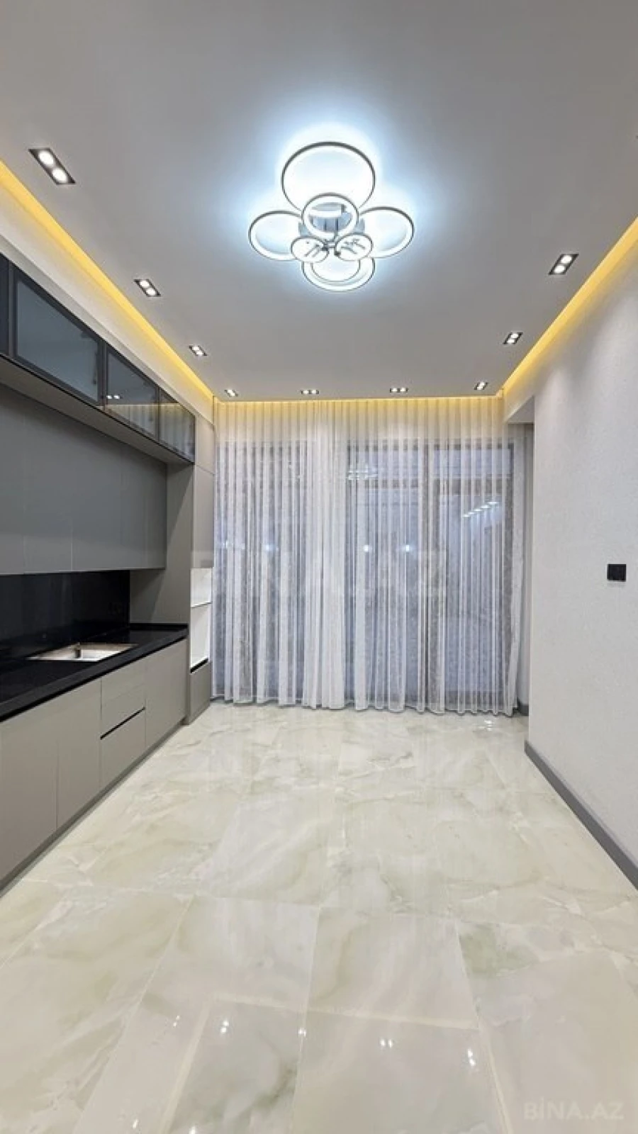 Satılır 5 otaqlı həyət evi 280 m²