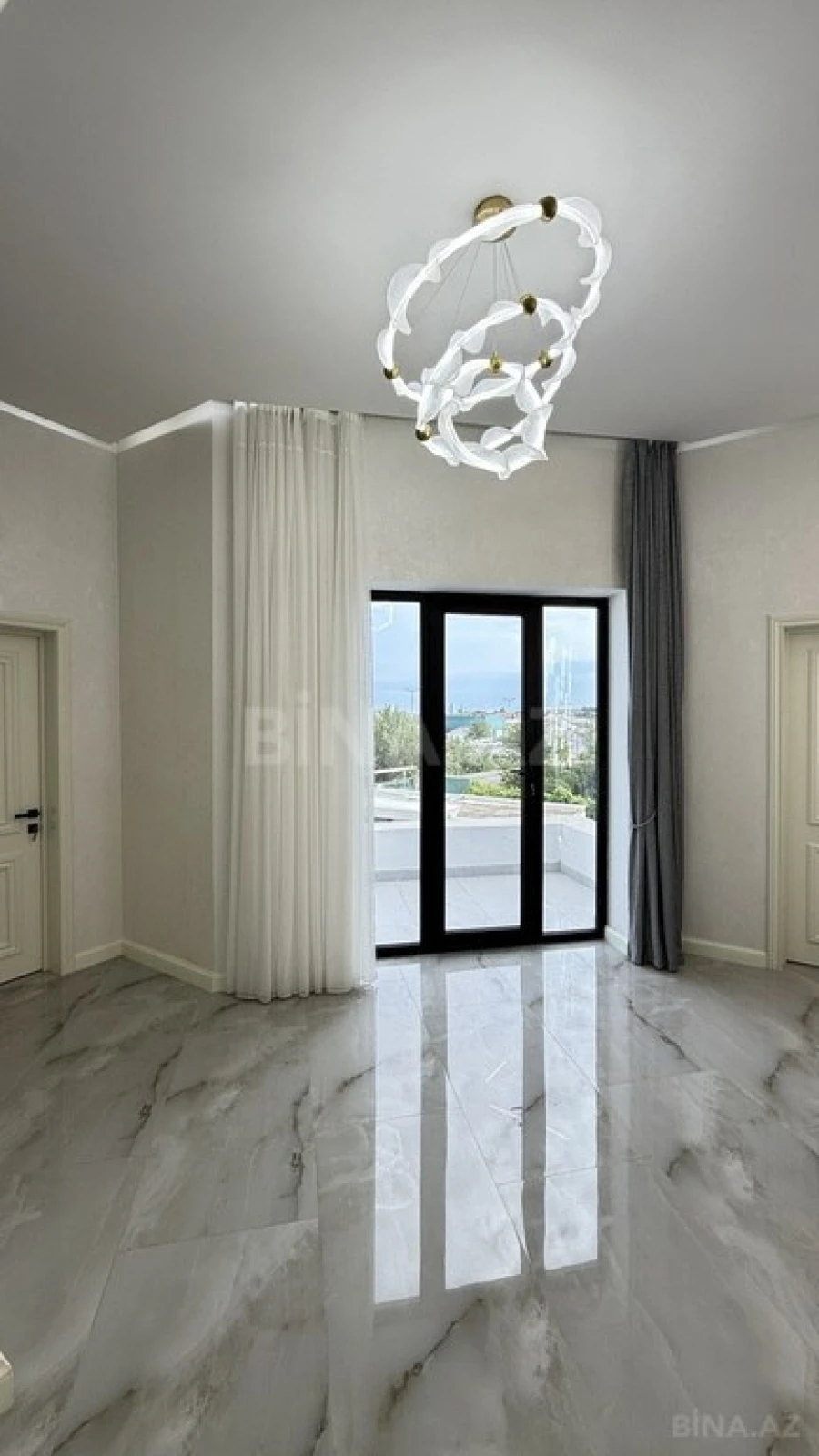 Satılır 5 otaqlı həyət evi 220 m²