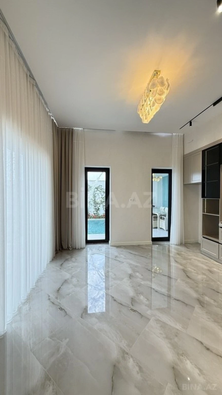 Satılır 5 otaqlı həyət evi 220 m²
