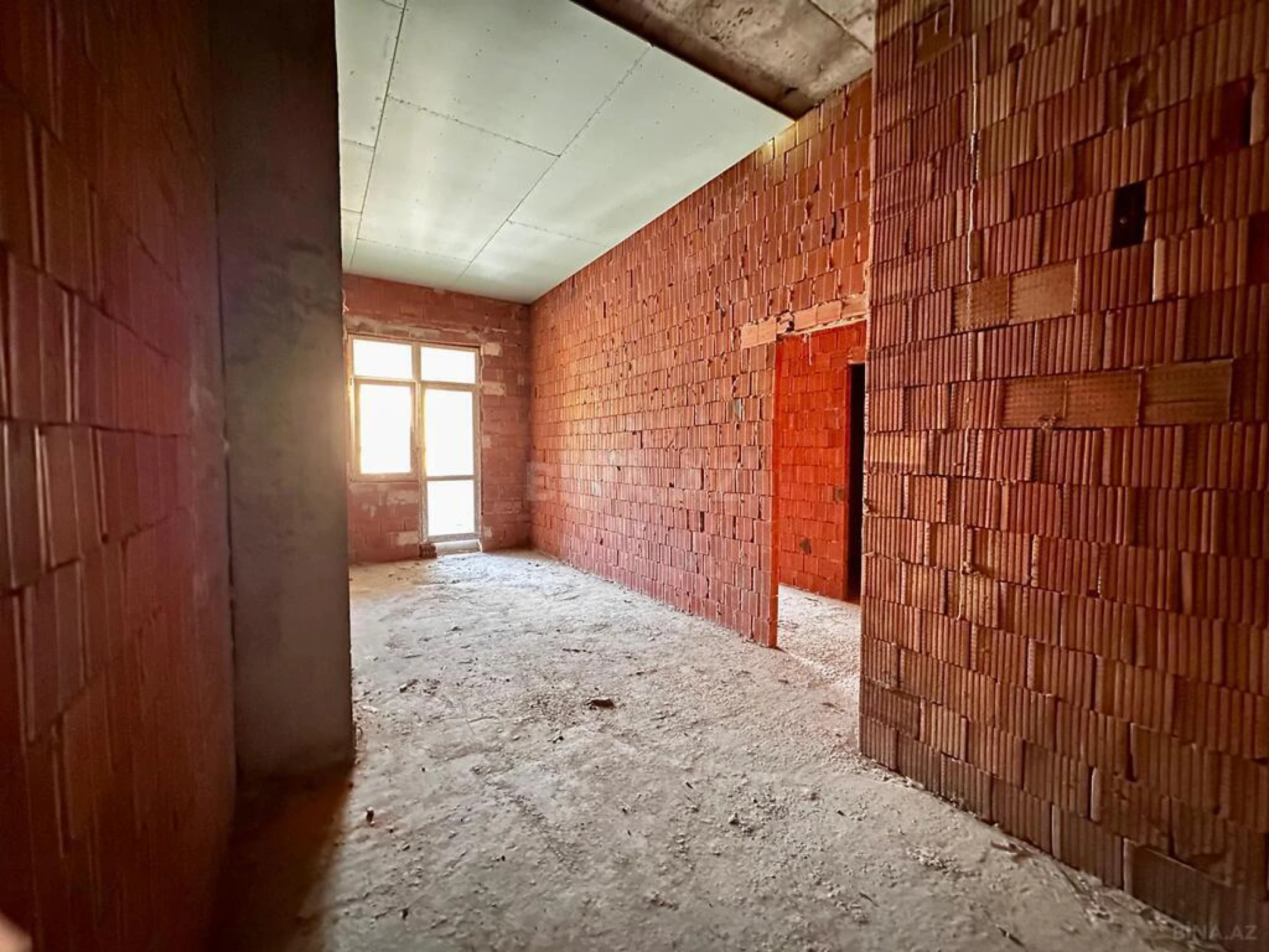 Satılır 4 otaqlı mənzil 135 m²