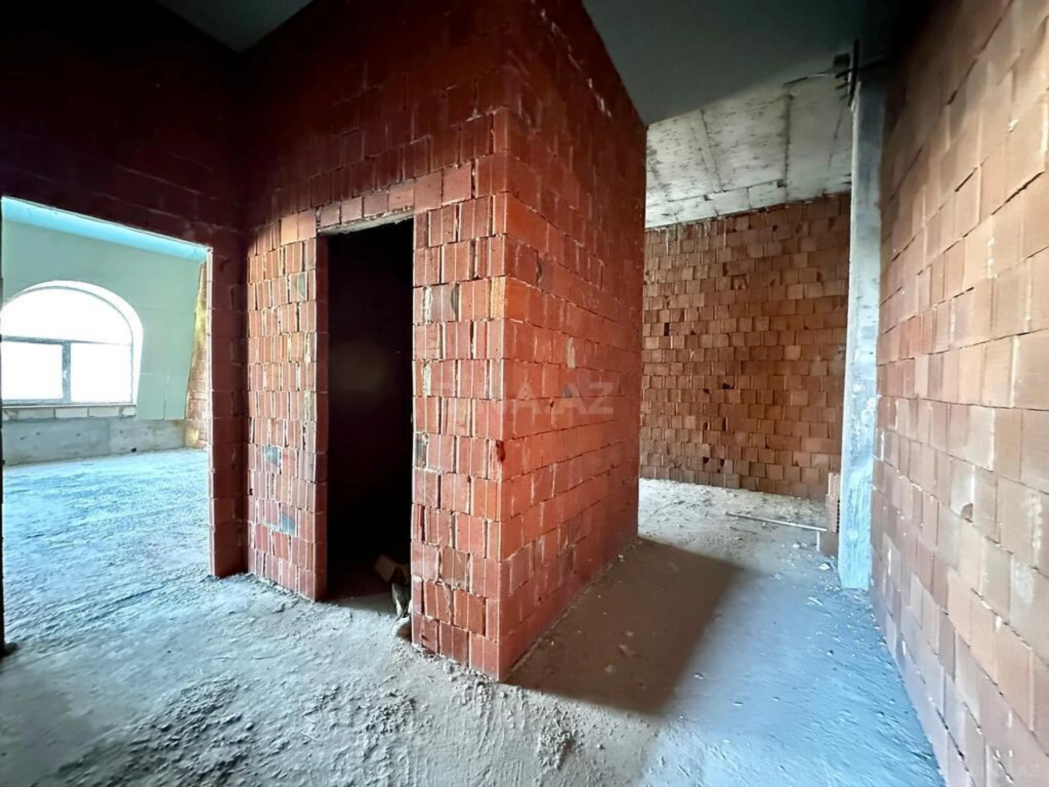 Satılır 4 otaqlı mənzil 135 m²