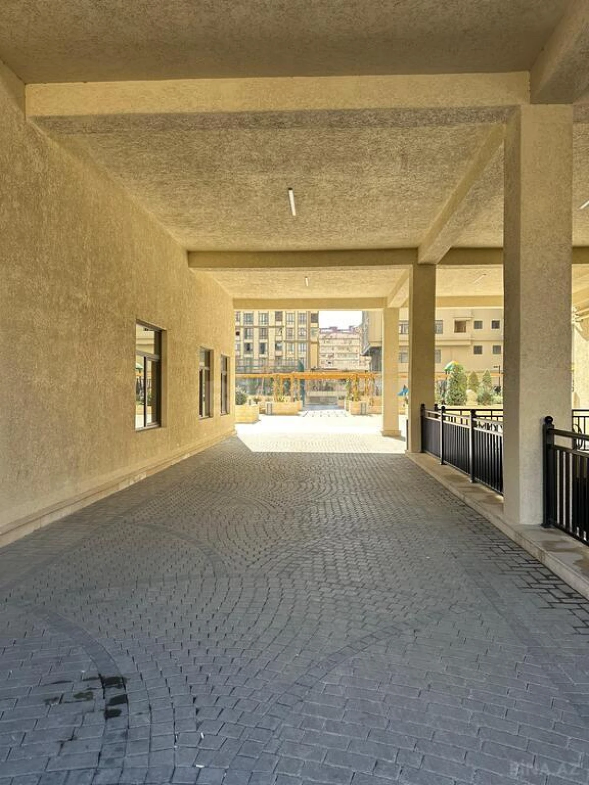 Satılır 4 otaqlı mənzil 135 m²