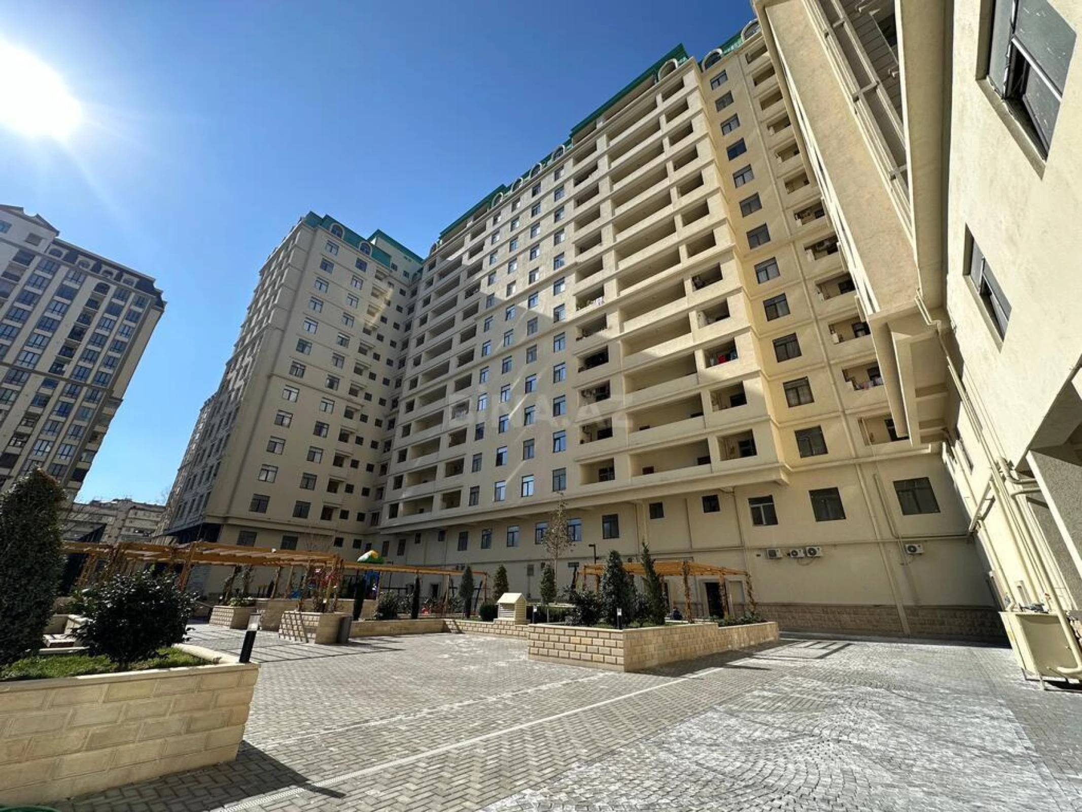 Satılır 4 otaqlı mənzil 135 m²