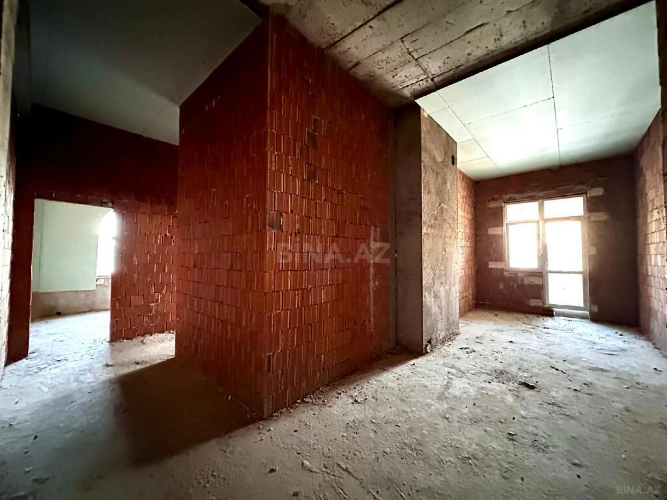 Satılır 4 otaqlı mənzil 135 m²
