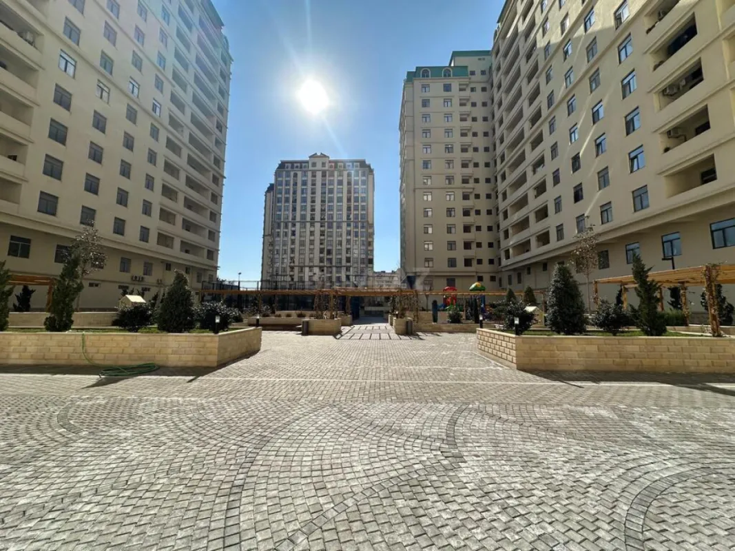 Satılır 4 otaqlı mənzil 135 m²