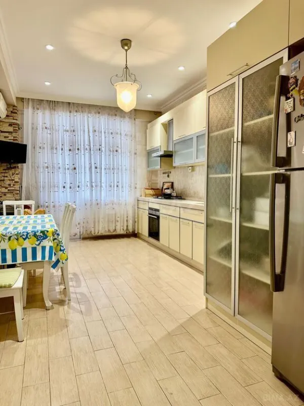 Satılır 3 otaqlı mənzil 130 m²