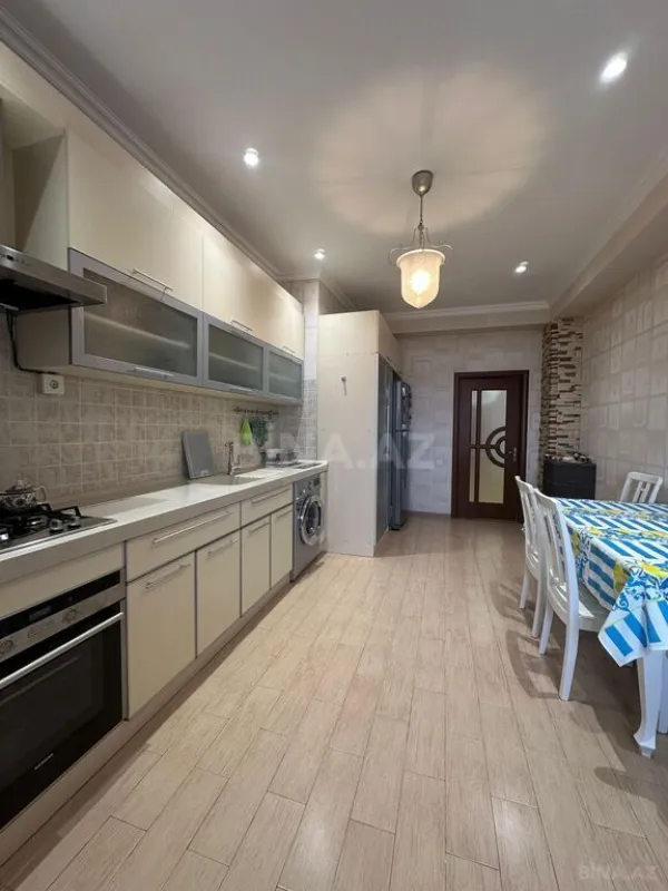 Satılır 3 otaqlı mənzil 130 m²