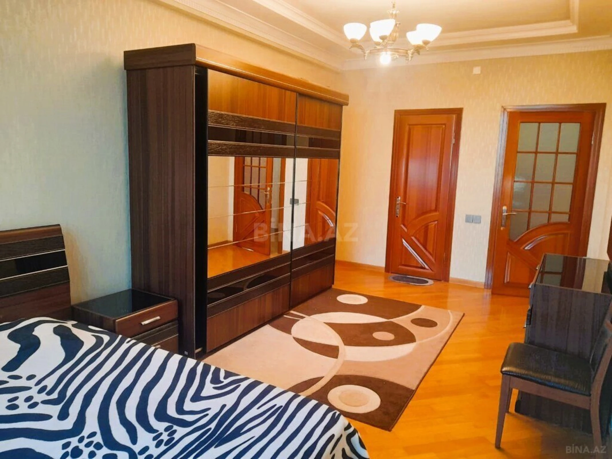 Satılır 4 otaqlı mənzil 170 m²