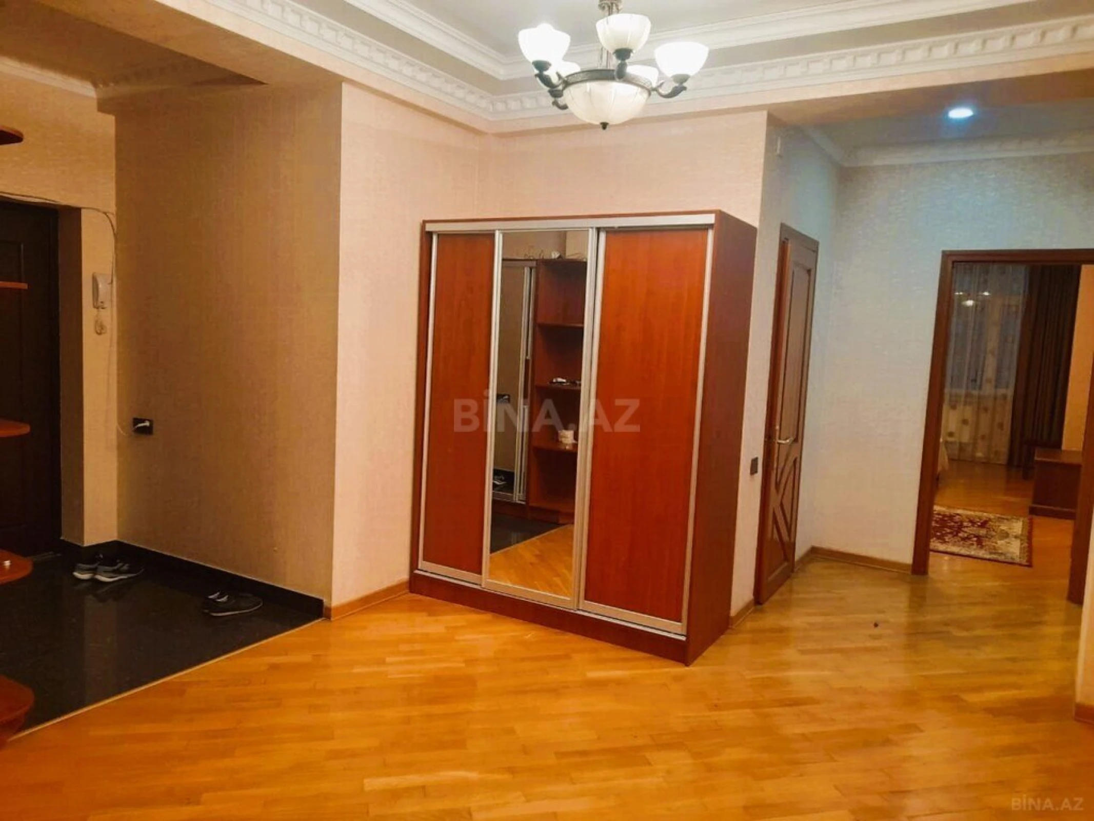 Satılır 4 otaqlı mənzil 170 m²