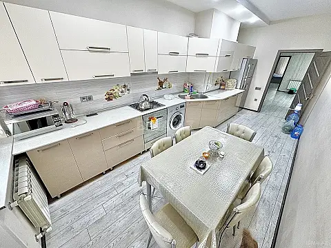 Satılır 3 otaqlı mənzil 133 m²