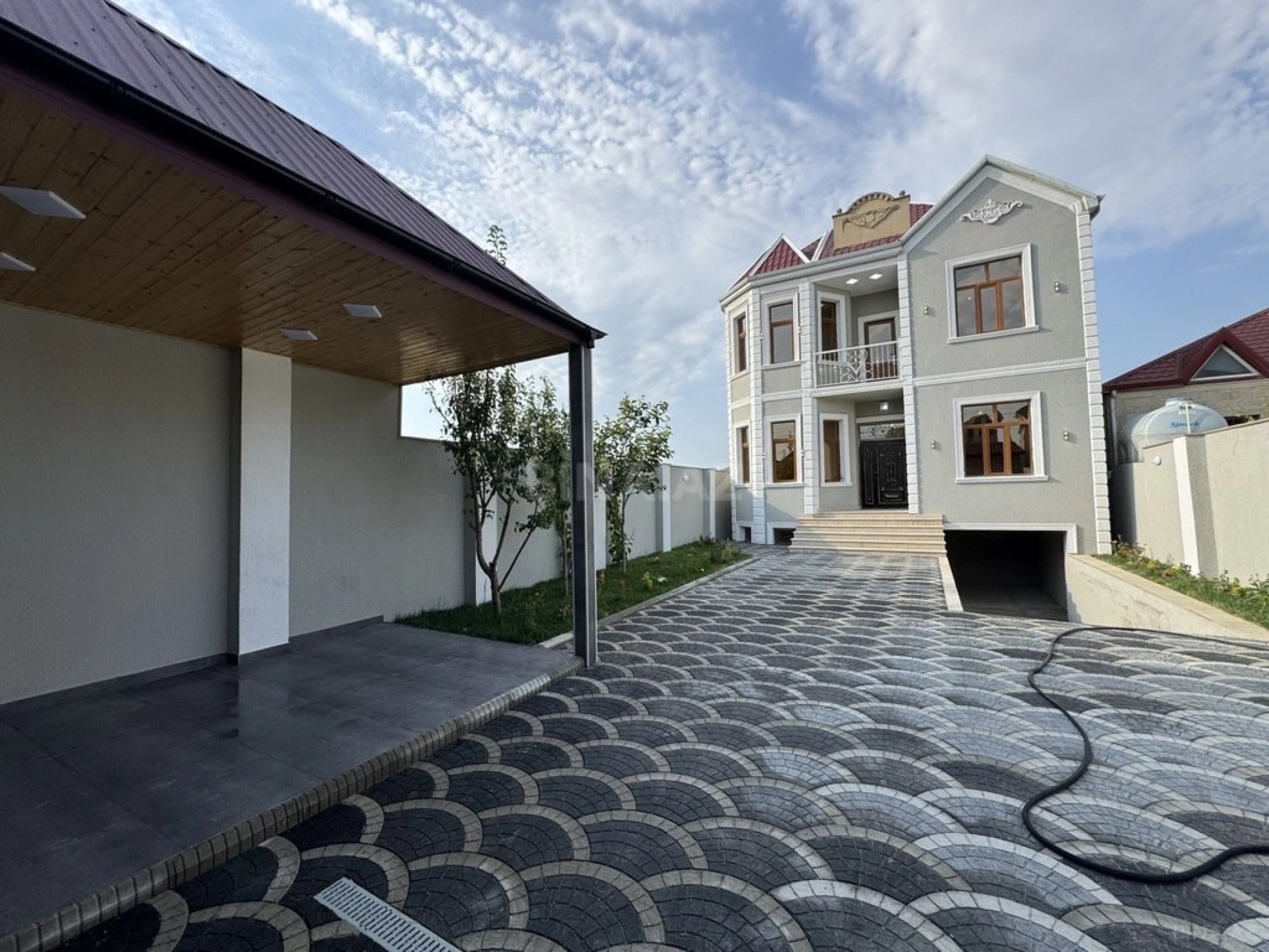 Satılır 6 otaqlı həyət evi 220 m²
