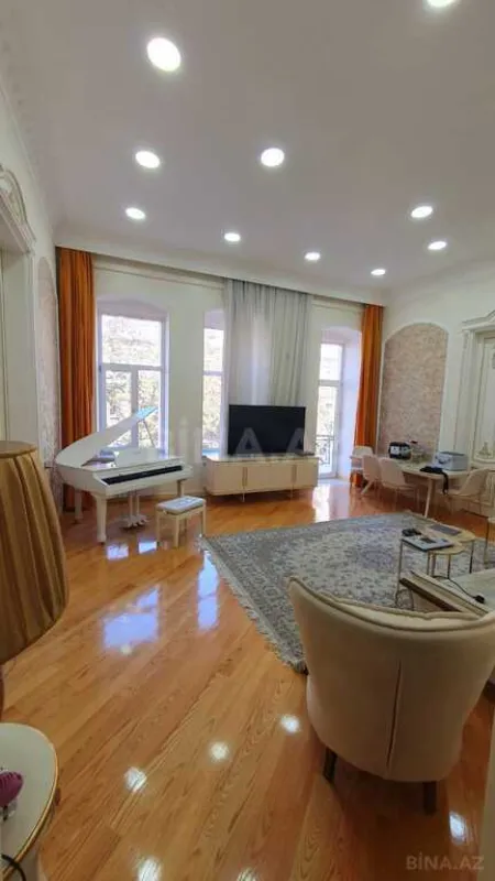 Satılır 3 otaqlı mənzil 135.5 m²
