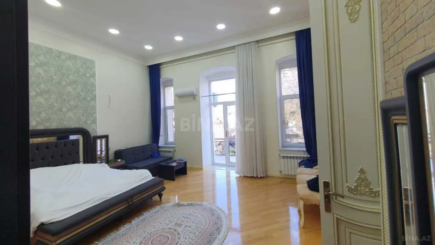 Satılır 3 otaqlı mənzil 135.5 m²