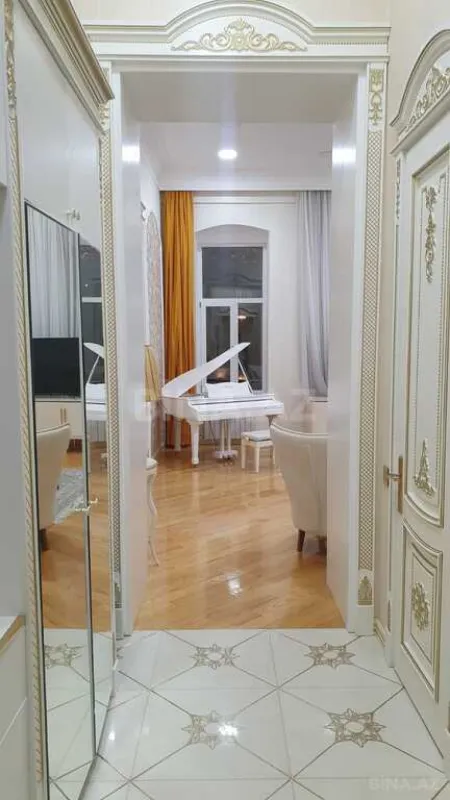 Satılır 3 otaqlı mənzil 135.5 m²